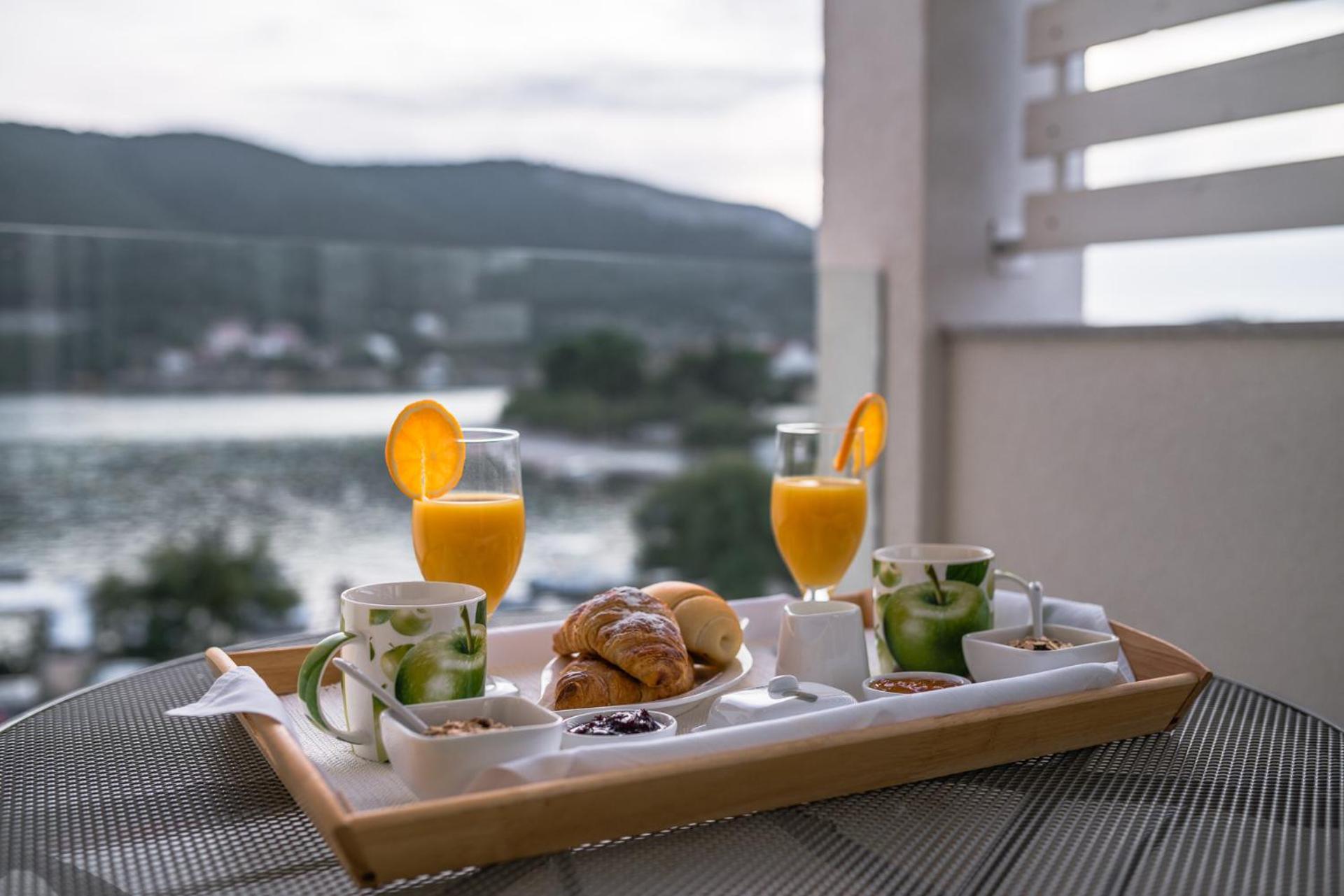 Apartments Holidays Roko Гребастика Экстерьер фото