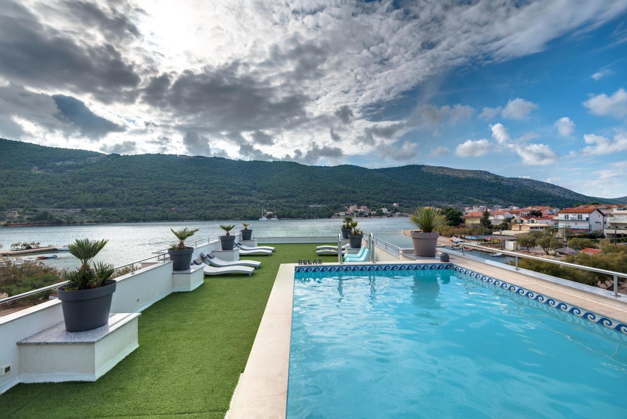 Apartments Holidays Roko Гребастика Экстерьер фото